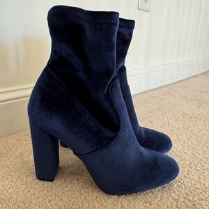 Steve Madden 7 Blue Velvet Booties